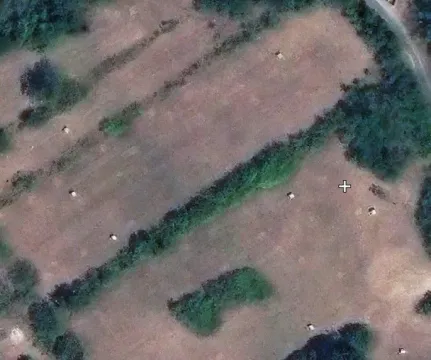 Pogled iz vazduha na zemljište sa ucrtanim parcelama i zelenilom. - image 2