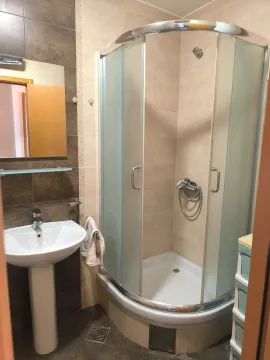 Manje kupatilo sa tuš kabinom, umivaonikom i ogledalom. - image 6