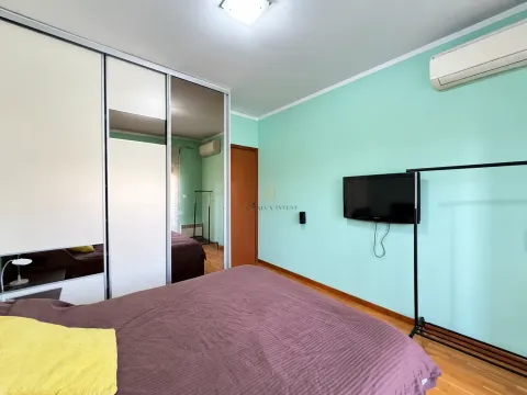 Spavaća soba sa bračnim krevetom, velikim garderoberom i televizorom na zidu. - image 7