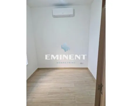 Prazna soba sa klima uređajem na zidu. - image 4