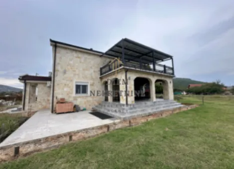 Izdavanje, kuća, 280m², Beri, Podgorica