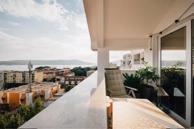 Prodaja, dvosoban stan, 93m², Centar, Tivat