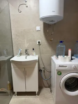 Manje kupatilo sa umivaonikom, veš mašinom i bojlerom. - image 6