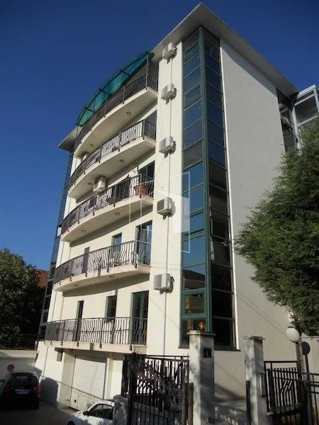 Izdavanje, stan, 100m², Gorica C, Podgorica