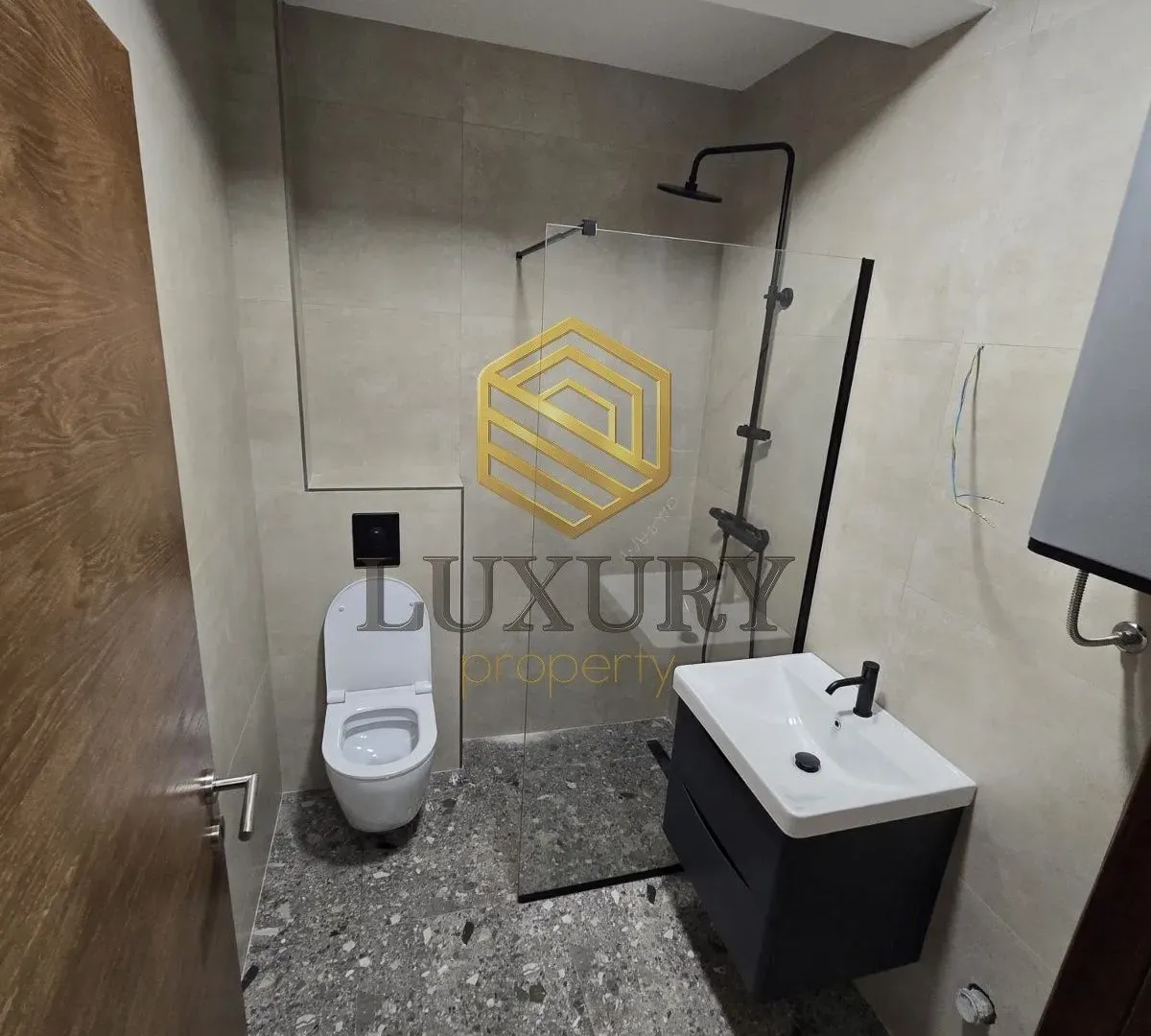 Izdavanje, trosoban stan, 81m², Vezirov Most, Podgorica