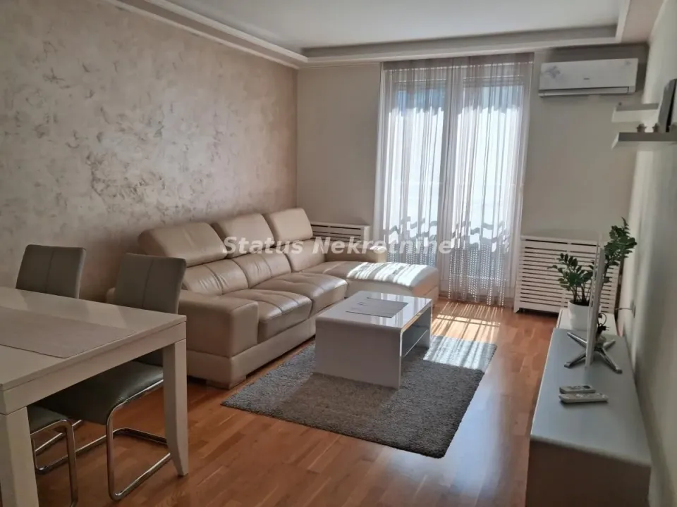 Izdavanje, trosoban stan, 60m², Centar, Novi Sad