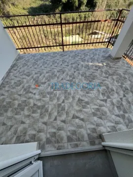 Nenamješten balkon sa popločanim podom i metalnom ogradom. - image 7