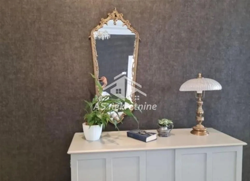 Izdavanje, trosoban stan, 94m², Savski Venac, Beograd