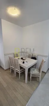 Trpezarija sa stolom i stolicama u stanu. - image 4