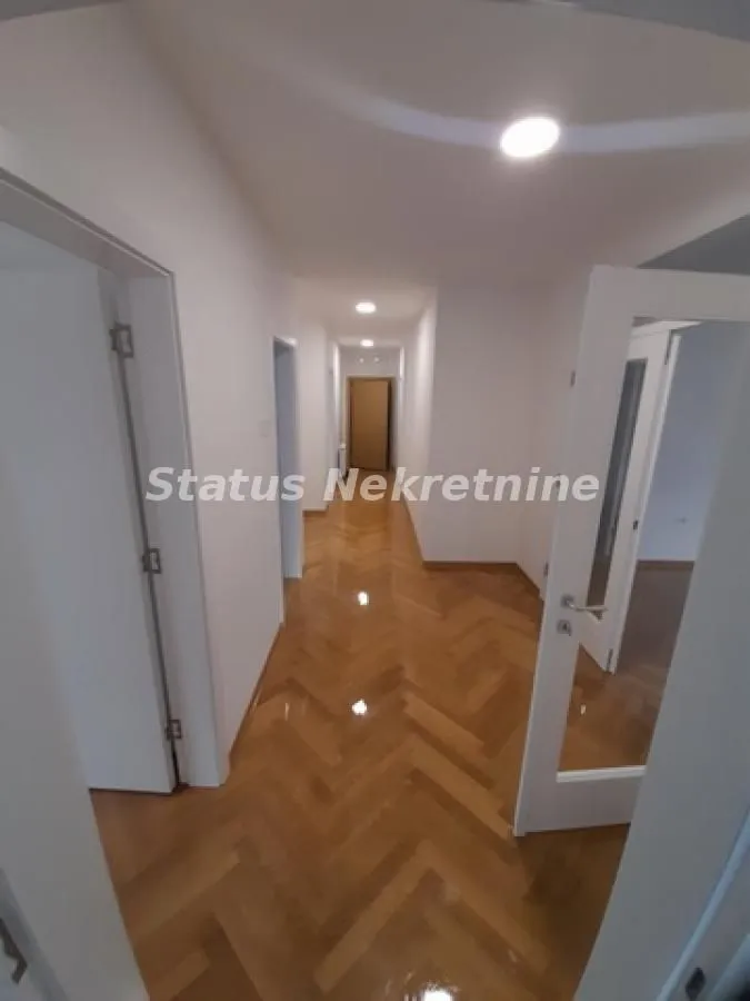Prodaja, četvorosoban stan, 126m², Centar, Novi Sad