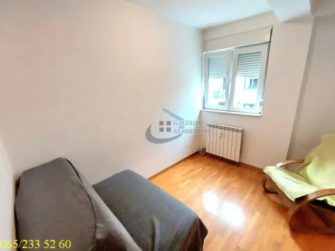 Prazna soba sa parketom, prozorom i foteljom. - image 10