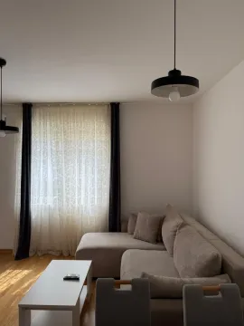 Dnevna soba sa ugaonom garniturom, stočićem i modernim osvjetljenjem. - image 6