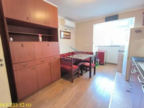 Kuhinja sa trpezarijskim delom i drvenim elementima. - image 15