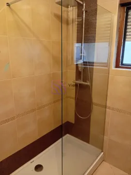 Kabina za tuširanje sa staklenim paravanom u popločanom kupatilu. - image 10