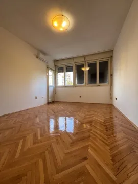 Prazna soba sa parketom i prozorima. - image 2