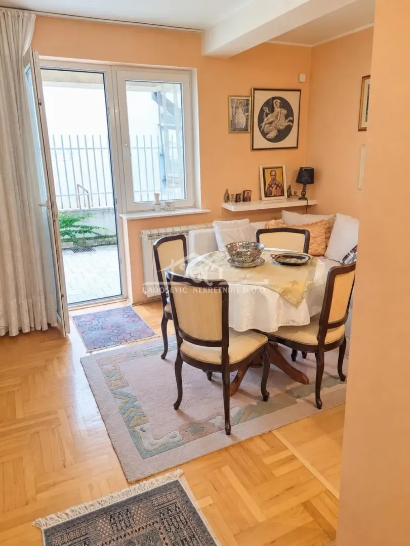 Living room with a dining table and access to the terrace.
