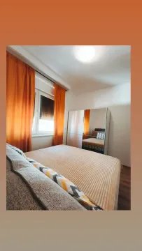 Namještena spavaća soba sa bračnim krevetom i garderoberom sa ogledalom. - image 7
