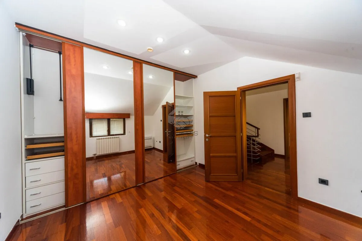 Rent, house, 270m², Gorica C, Podgorica