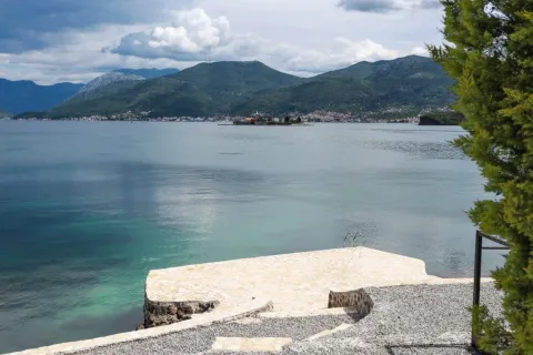 Pogled na more i planine sa popločanog platoa pored vode. - image 4