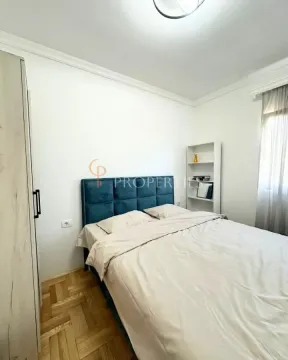 Namještena spavaća soba sa bračnim krevetom i ormarom. - image 7
