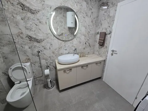 Moderne kupatilo sa umivaonikom, ormarićem, ogledalom i wc šoljom. - image 9