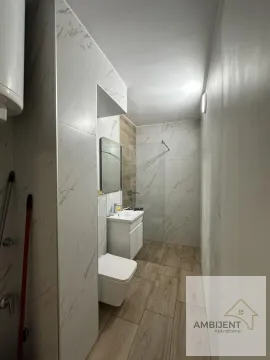 Savremeno opremljeno kupatilo sa tuš kabinom, umivaonikom i WC šoljom. - image 2