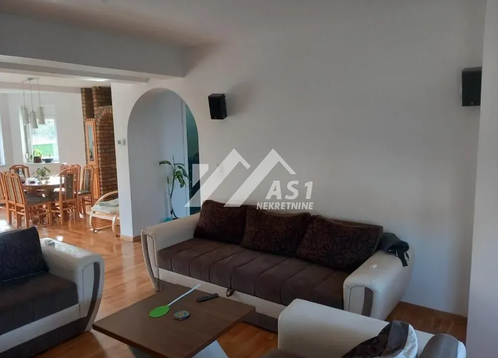 Izdavanje, četvorosoban stan, 175m², Klisa, Novi Sad Sve Podlokacije
