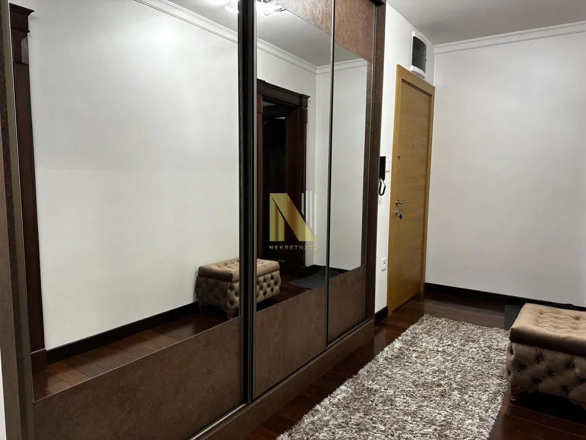 Izdavanje, četvorosoban stan, 116m², Socijalno, Novi Sad Sve Podlokacije