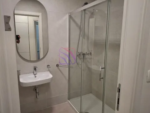 Moderne kupatilo sa tuš kabinom, umivaonikom i velikim ogledalom. - image 7