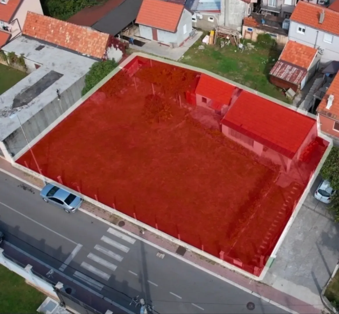 Pogled iz vazduha na plac i kuću sa označenim granicama.
