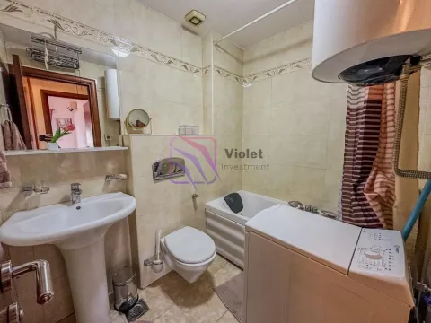 Kupatilo sa umivaonikom, toaletom, kadom i veš mašinom. - image 12