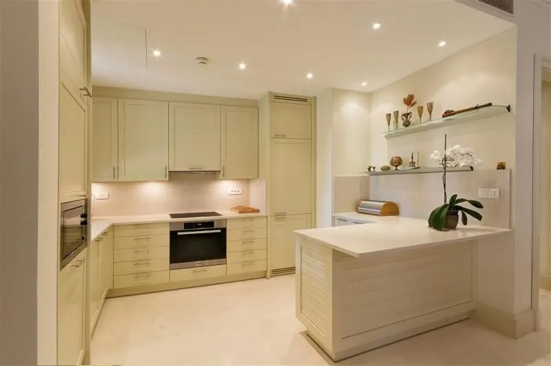 Prodaja, dvosoban stan, 100m², Centar, Tivat