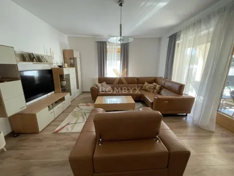 Dnevna soba sa kožnom ugaonom garniturom, foteljom i TV komodom. - image 22