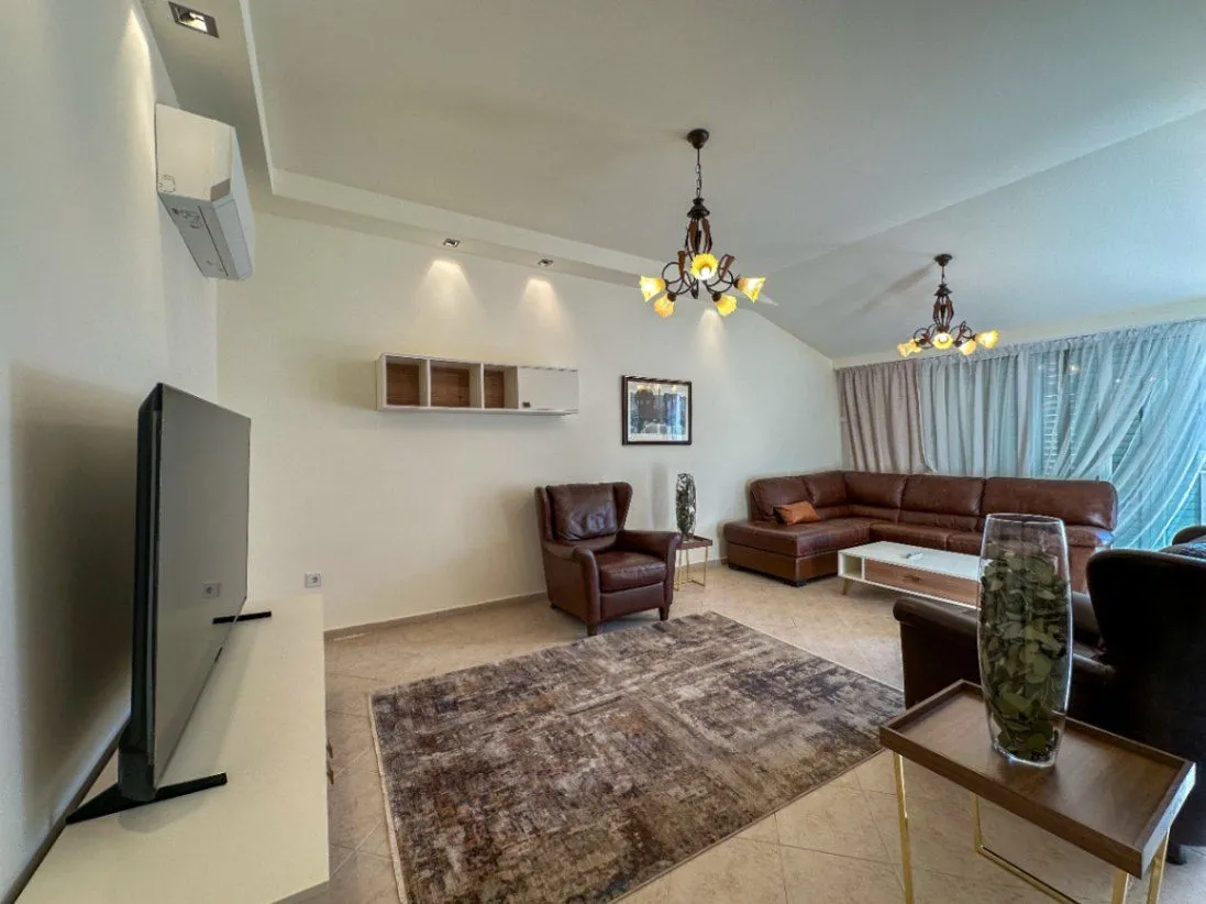 Izdavanje, trosoban stan, 114m², Momišići, Podgorica