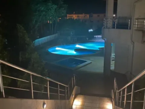 Prodaja, petosoban stan, 189m², Risan, Kotor - image 2