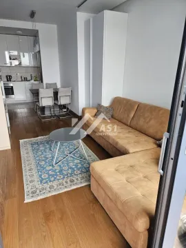 Dnevna soba sa garniturom, stočićem i pogledom na trpezariju i kuhinju. - image 2