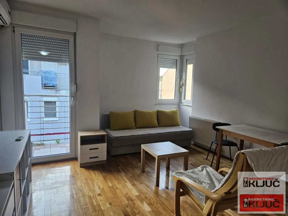 Izdavanje, garsonjera, 28m², Centar, Novi Sad