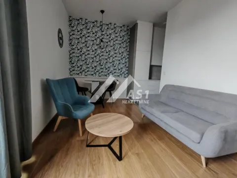 Dnevna soba sa garniturom, foteljom i trpezarijskim delom u pozadini. - image 2