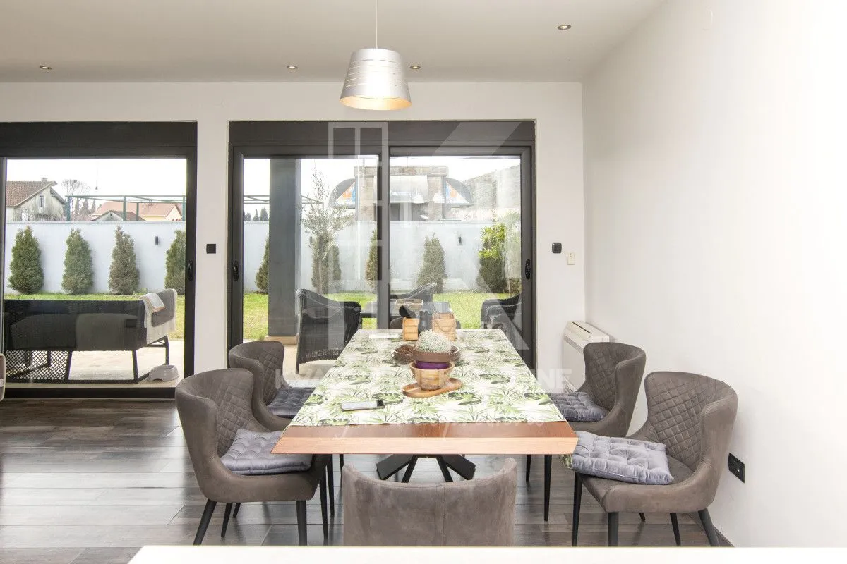 Sale, house, 250m², Tološi, Podgorica