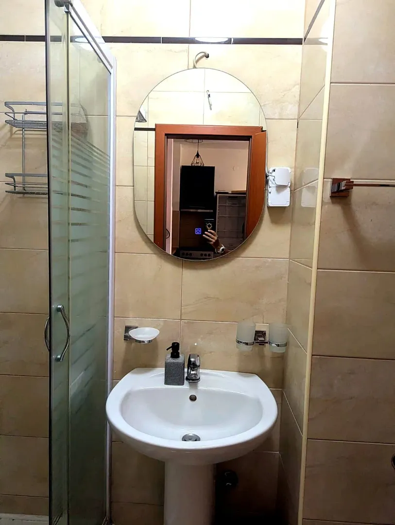 Smaller bathroom with a washbasin and shower cabin.