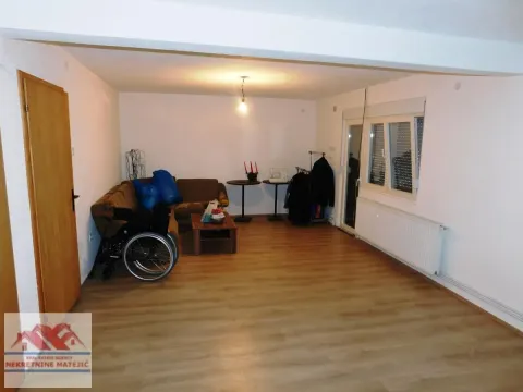 Dnevna soba sa garniturom za sedenje i laminatnim podom. - image 27