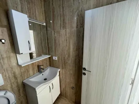 Svijetlo kupatilo sa umivaonikom, ogledalom i modernim pločicama. - image 9