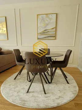 Trpezarija sa okruglim stolom i modernim stolicama. - image 6