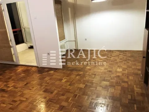 Empty room with parquet flooring and access to the terrace. - image 2