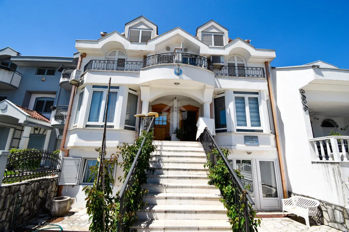 Rent, house, 200m², Gorica C, Podgorica