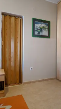 Dio sobe sa harmonika vratima i slikom na zidu. - image 26