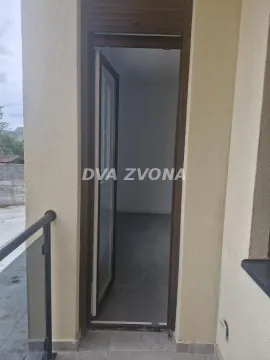 Pogled sa terase kroz otvorena vrata prema unutrašnjosti prostorije. - image 8