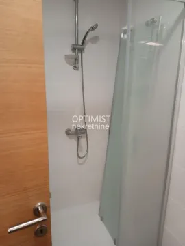 Pogled na tuš kabinu sa staklenim paravanom u kupatilu. - image 6
