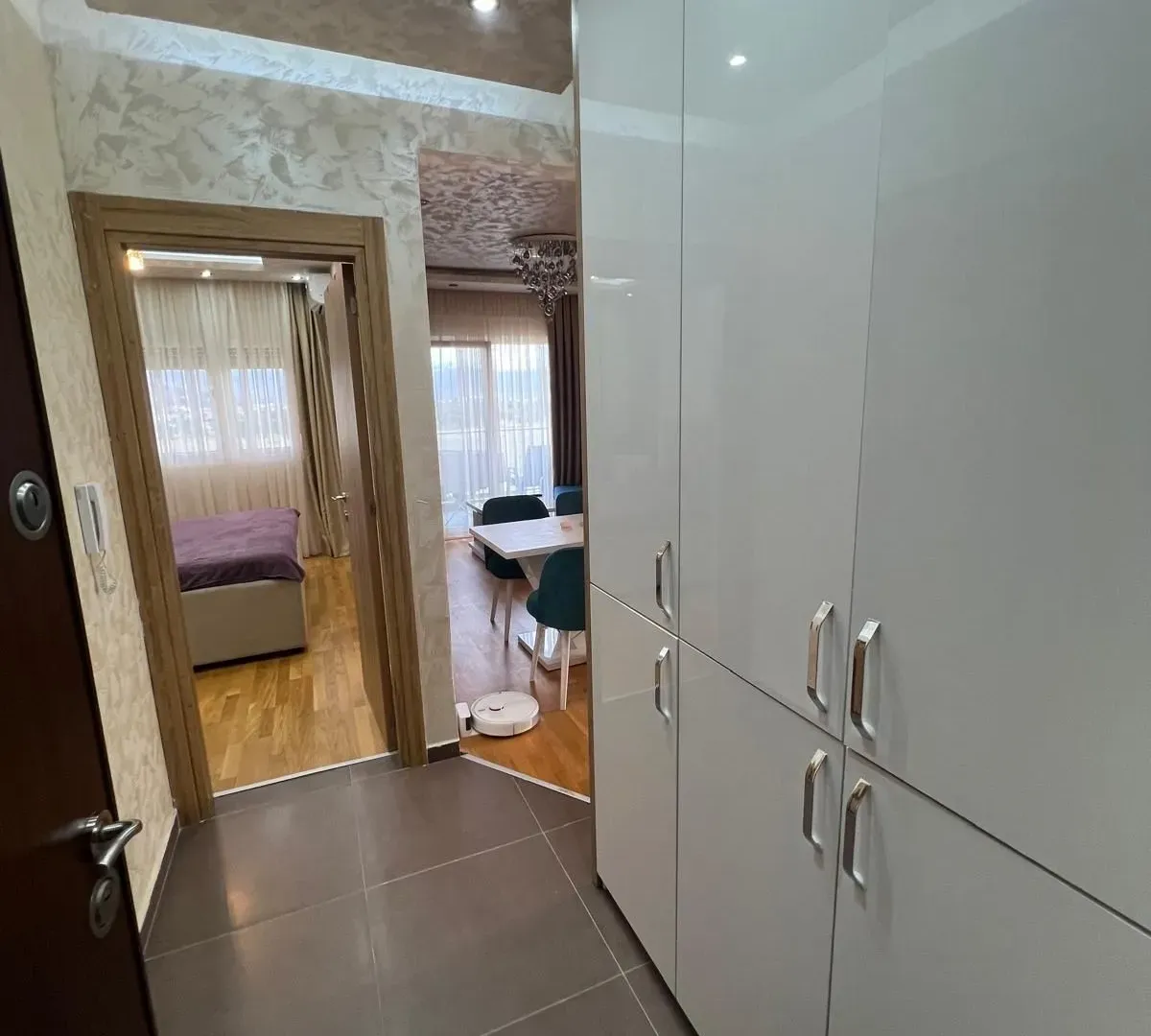 Izdavanje, trosoban stan, 100m², Stari Aerodrom, Podgorica