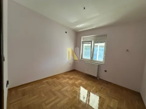Prazna soba sa parketom na podu i jednim prozorom. - image 9
